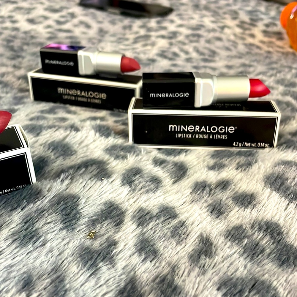 MINERALOGIES eye shadows, concealer lipsticks.